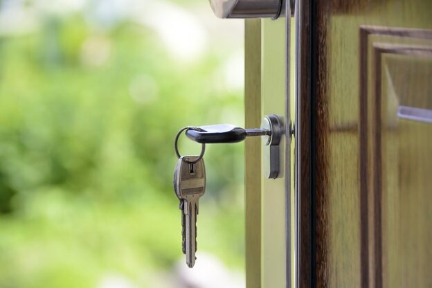 clé dans une serrure de porte qui pend